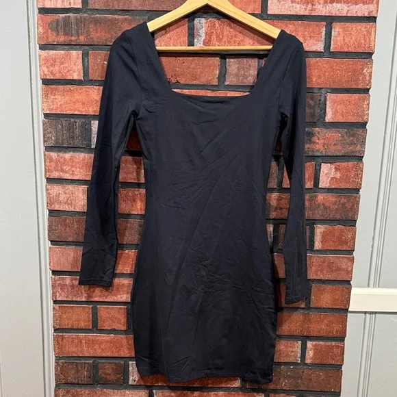 Aritzia
Contour Squareneck Longsleeve Mini dress - Picture 11 of 13